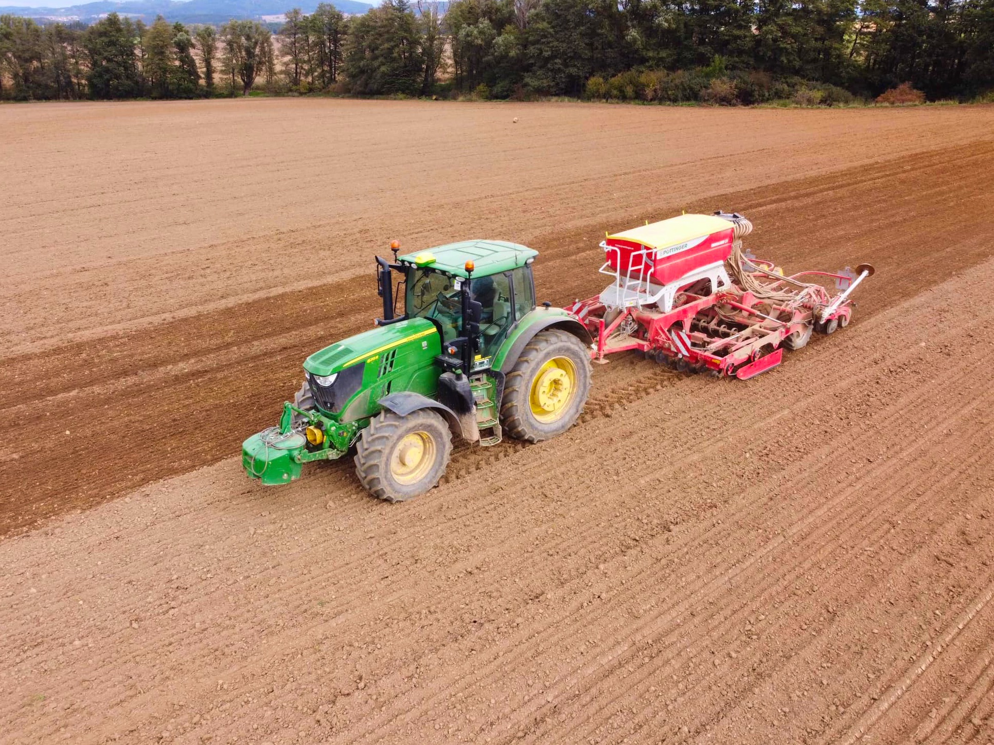 John Deere se sečkou Pöttinger